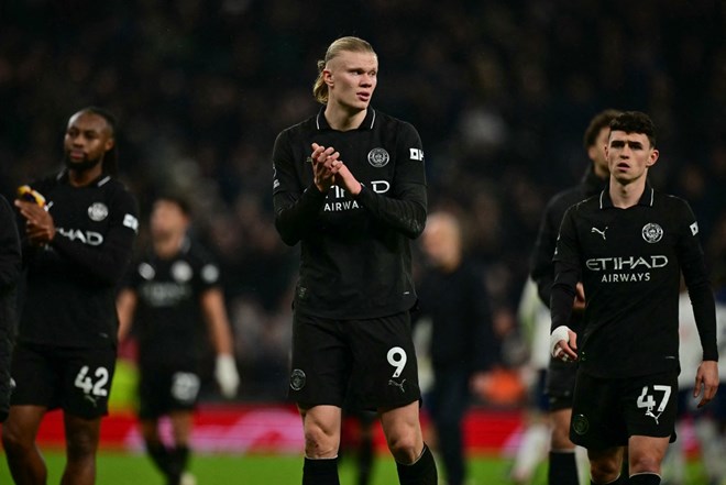 Man City lại tự làm khó trong cuộc đua vô địch