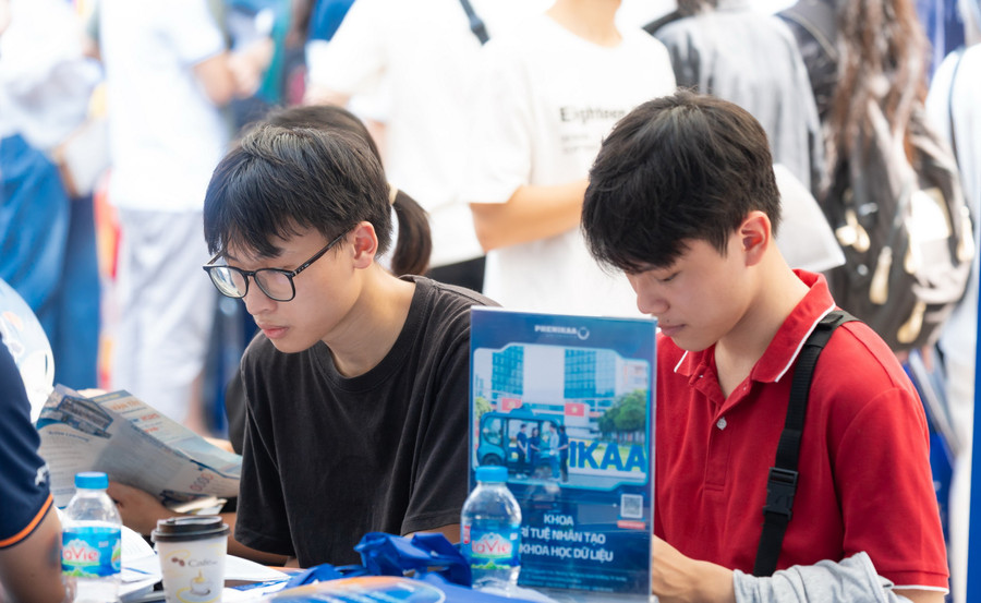 Thí sinh tham dự ngày hội tư vấn tuyển sinh, hướng nghiệp năm 2025 tại Đại học Bách khoa Hà Nội.