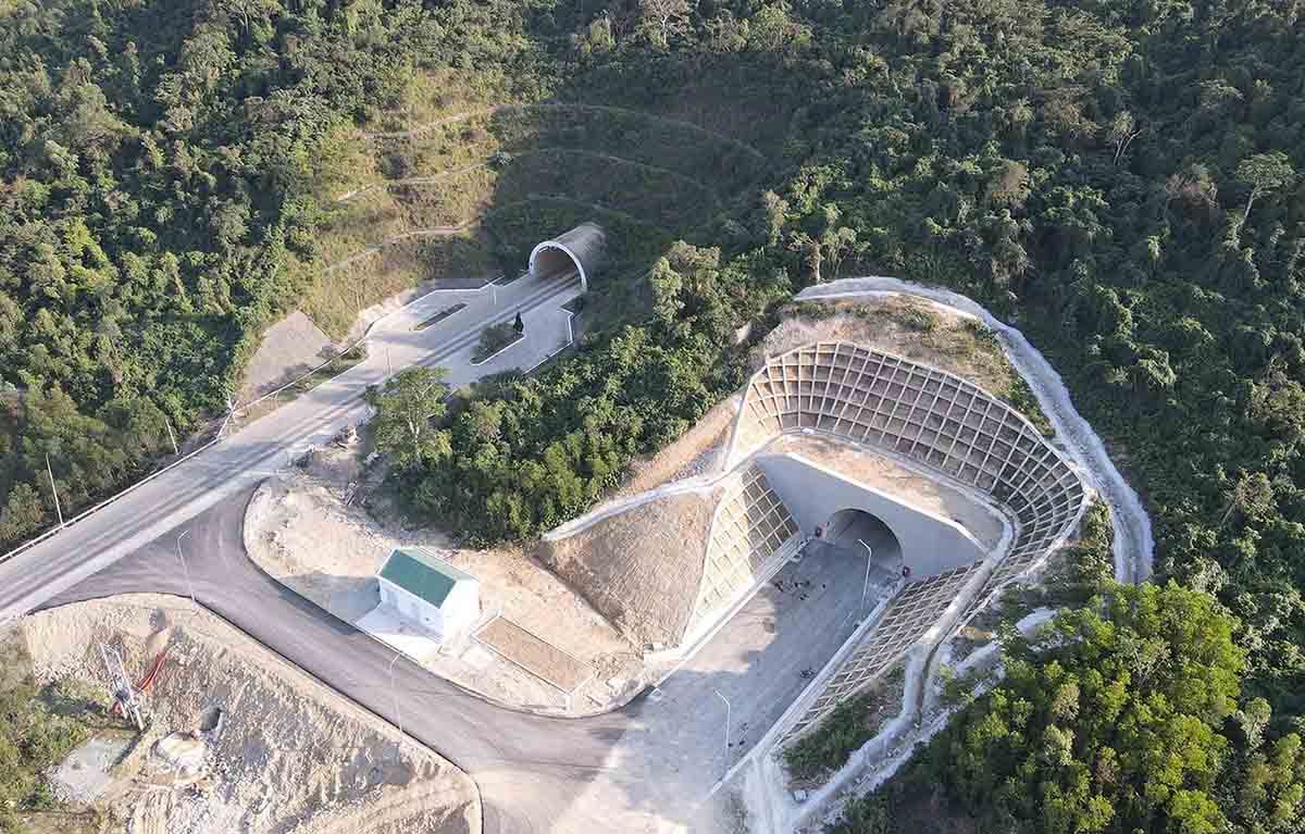 Hầm Đèo Ngang mới nằm bên phải sắp đưa vào khai thác. Ảnh: Trần Tuấn.