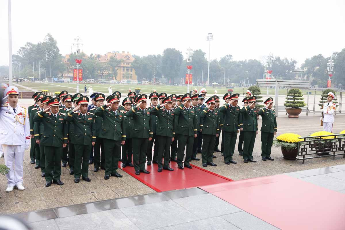 Đoàn đại biểu Quân ủy Trung ương - Bộ Quốc phòng vào Lăng viếng Chủ tịch Hồ Chí Minh.
