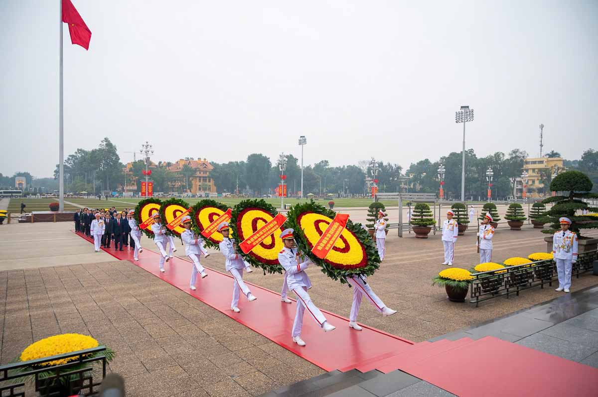 Lãnh đạo Đảng, Nhà nước viếng Bác nhân 96 năm Ngày thành lập Đảng.