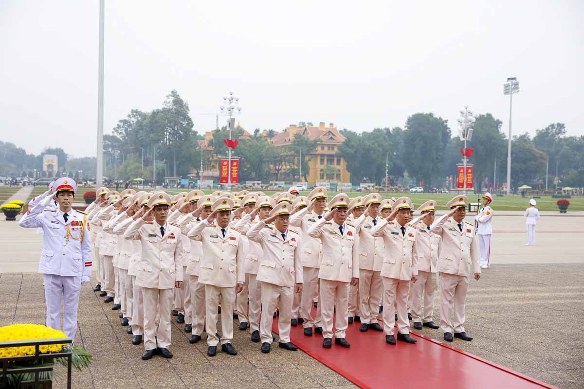 Đoàn đại biểu Đảng ủy Công an Trung ương - Bộ Công an vào Lăng viếng Chủ tịch Hồ Chí Minh.