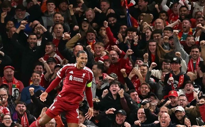 Liverpool cần một phương án gia cố hàng thủ khi Van Dijk không còn sung sức.  Ảnh: AFP
