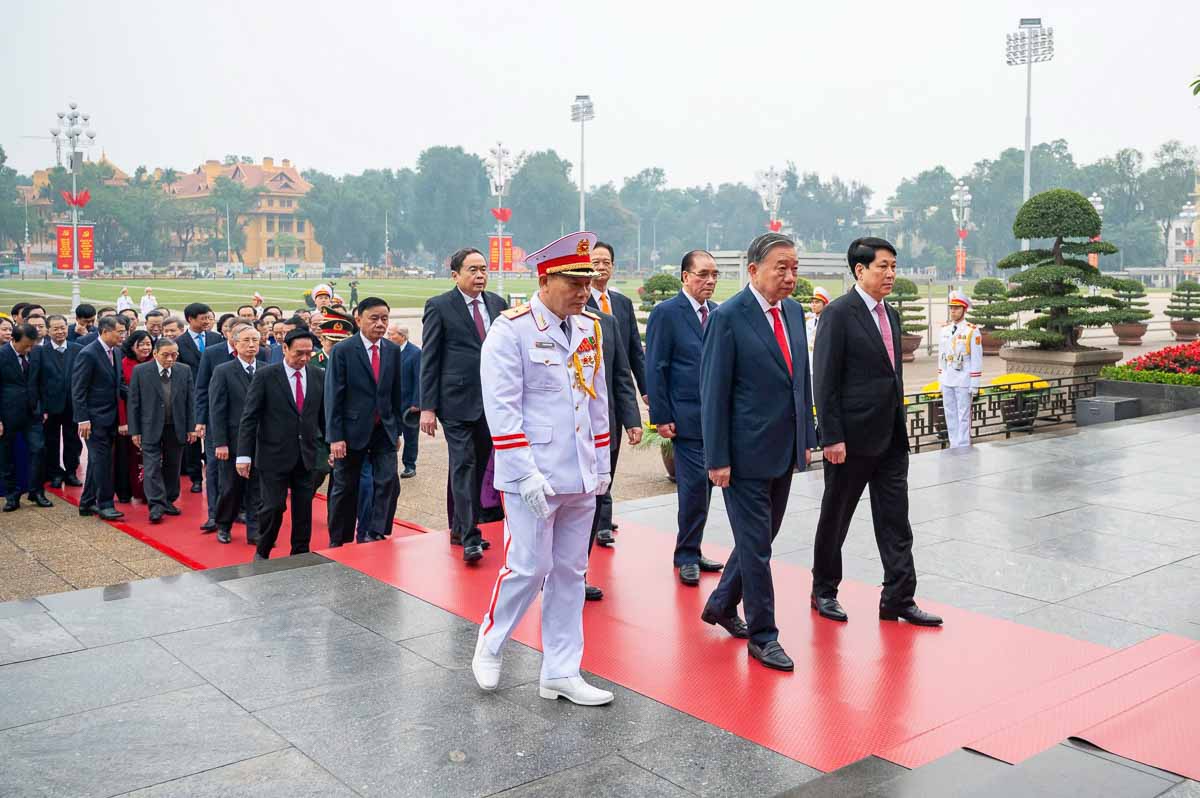 Đoàn lãnh đạo, nguyên lãnh đạo Đảng, Nhà nước vào Lăng viếng Chủ tịch Hồ Chí Minh nhân kỷ niệm 96 năm Ngày thành lập Đảng.