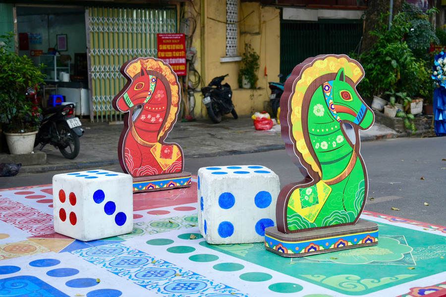 Mô hình bàn cờ cá ngựa khổng lồ.