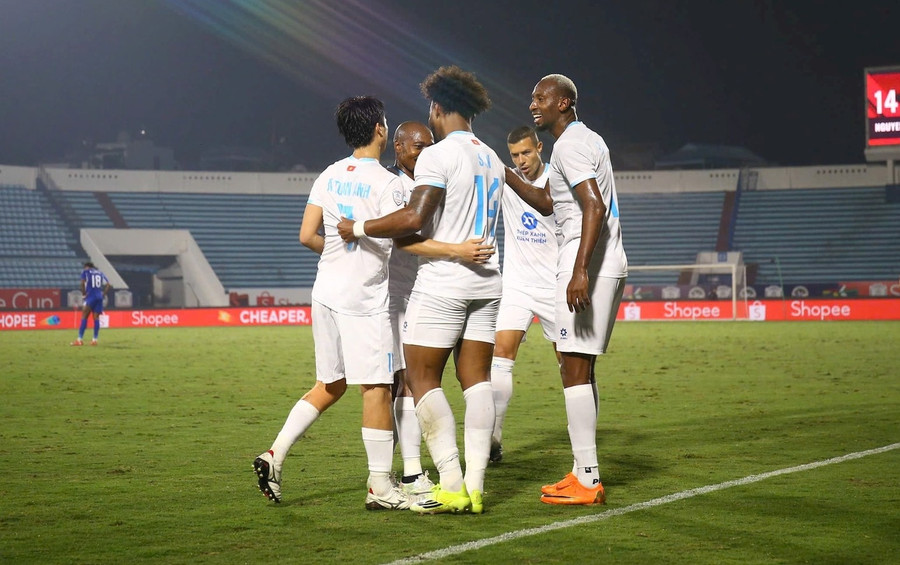 CLB Thép Xanh Nam Định bất ngờ chiêu mộ tiền vệ vô danh