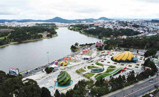 Bờ kè hồ Xuân Hương xuống cấp, đề xuất hơn 100 tỉ đồng sửa chữa