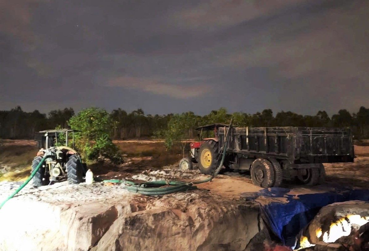 Lợi dụng đêm khuya, các đối tượng tổ chức khai thác cát lậu tại xã Sơn Mỹ. Ảnh: Quang Nhân