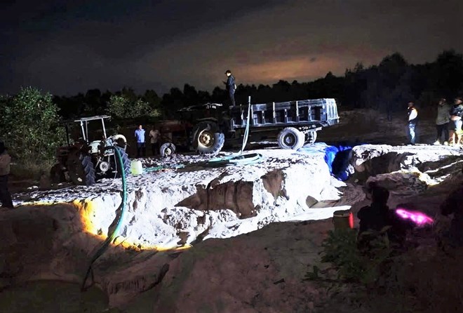 Bắt quả tang nhóm đối tượng khai thác cát lậu trong đêm