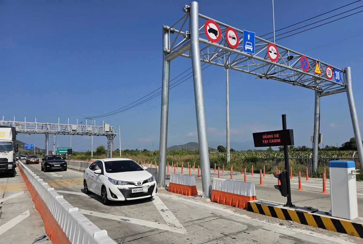 Các phương tiện chạy qua trạm thu phí ETC tại lối ra cao tốc Vĩnh Hảo - Phan Thiết. Ảnh: Duy Tuấn