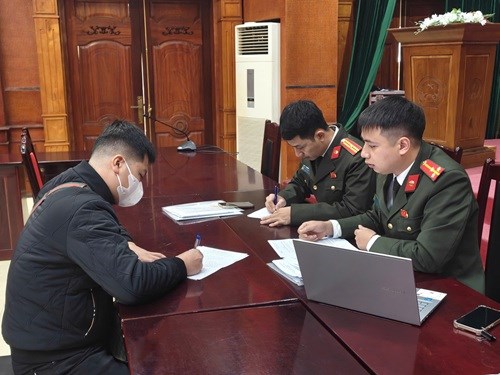 Công an Hà Nội xử lý đối tượng dán quảng cáo cờ bạc trá hình trên ô tô