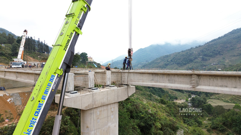 Công nhân đang thi công hạng mục cầu. Ảnh: Đinh Đại
