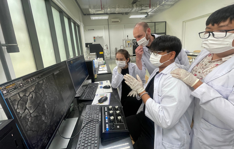 Giảng viên hướng dẫn sinh viên thực hành vận hành tại Trường Đại học Việt Đức. Ảnh: VGU