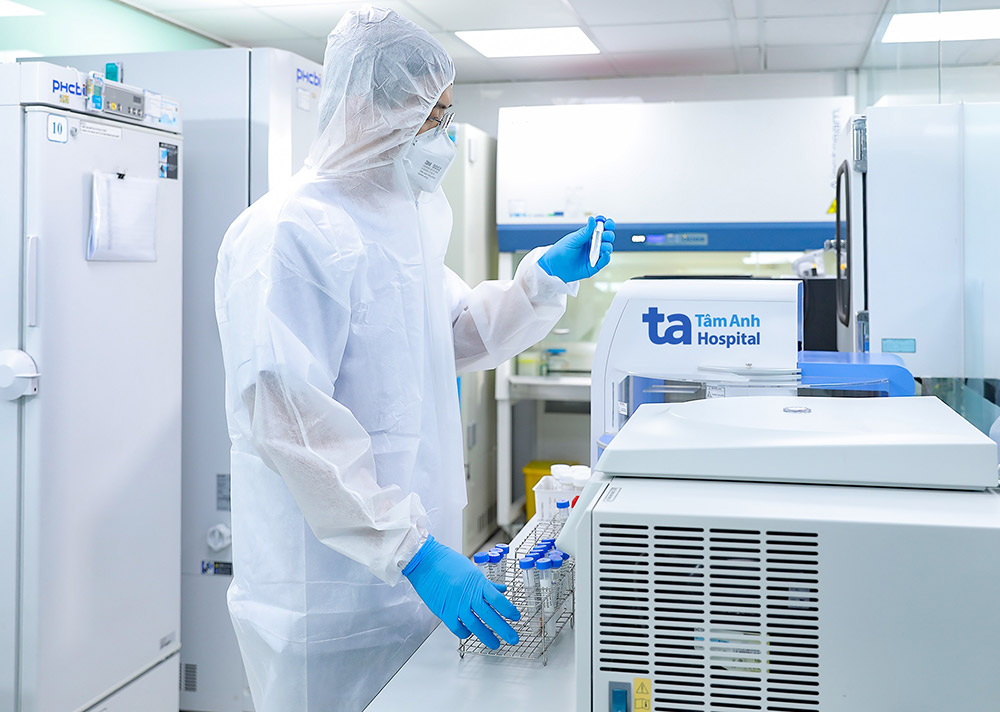 Trung tâm Xét nghiệm, BVĐK Tâm Anh hoạt động với quy trình nghiêm ngặt theo tiêu chuẩn ISO 15189 - 2022 với trang thiết bị hiện đại, đảm bảo an toàn sinh học, đặc biệt trong các xét nghiệm chuyên sâu. Ảnh: BVĐK Tâm Anh