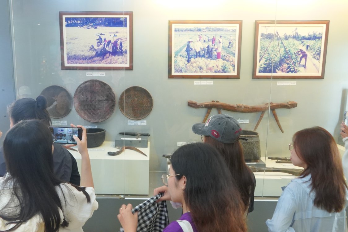 “Xem các hiện vật tại đây, tôi hiểu rõ hơn vai trò của ngôi chùa trong đời sống người Khmer, không chỉ là nơi tu hành mà còn là trung tâm văn hóa của cộng đồng”, chị Nguyễn Hoàng Thủy Tiên, du khách đến từ TP Hồ Chí Minh chia sẻ.