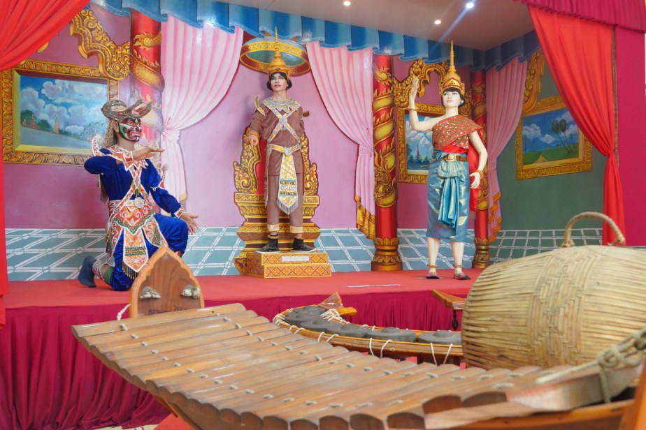 Bảo tàng có diện tích sử dụng hơn 1.700m2, được xây dựng trong khuôn viên rộng khoảng 1ha, nhiều cây xanh tạo không gian thoáng mát quanh năm. Công trình được thiết kế hài hòa giữa kiến trúc truyền thống Khmer và phong cách hiện đại, vừa đảm bảo công năng trưng bày, vừa thể hiện rõ bản sắc văn hóa dân tộc.