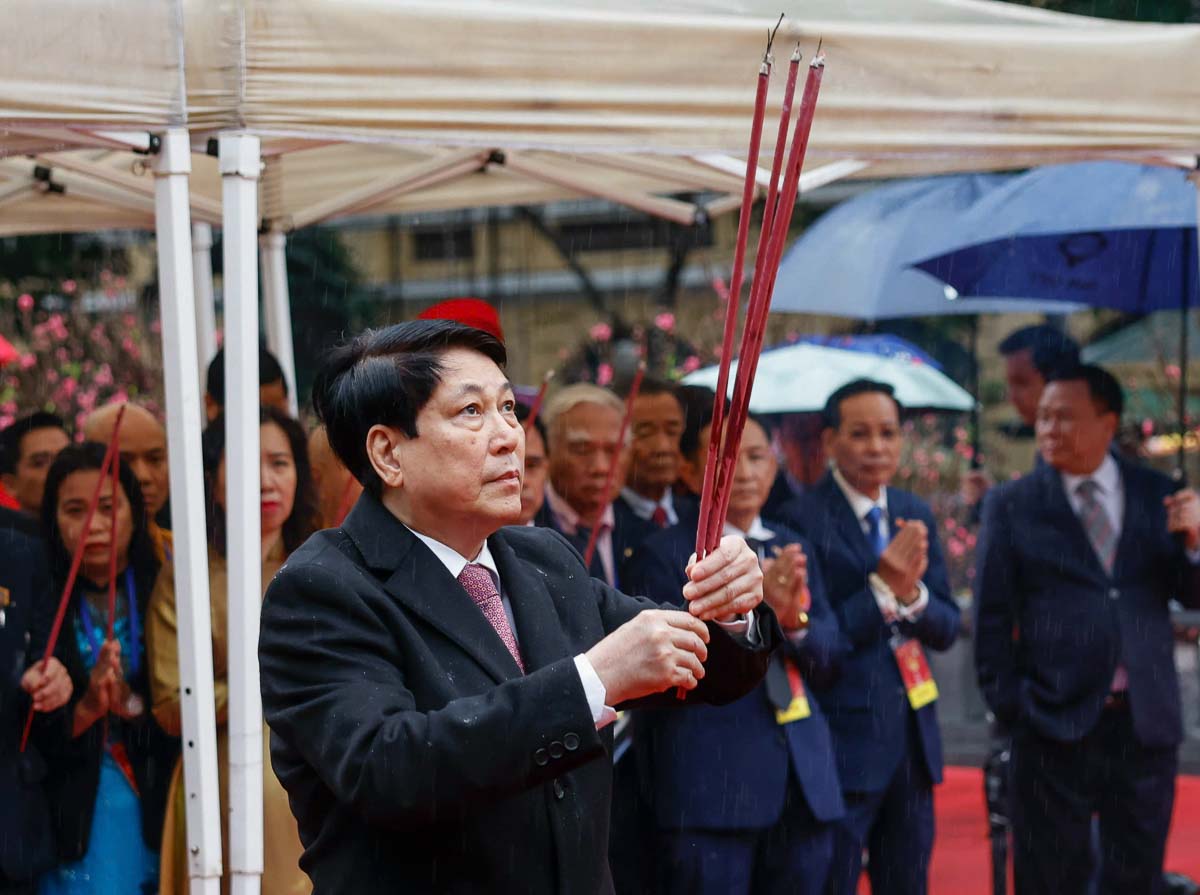 Chủ tịch nước Lương Cường dâng hương tại Đền Ngọc Sơn. Ảnh: Hải Nguyễn