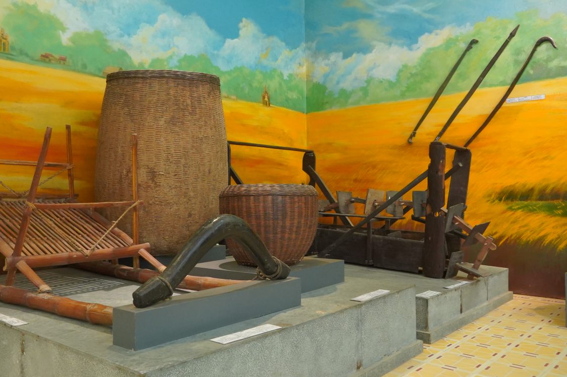 Hiện nay, bảo tàng đang lưu giữ và trưng bày hơn 800 hiện vật, hình ảnh và tài liệu, phản ánh đầy đủ đời sống văn hóa vật chất và văn hóa tinh thần của đồng bào Khmer, từ truyền thống đến đương đại. Khu vực trưng bày chính nằm ở tầng trên của tòa nhà hai tầng, được bố trí gọn gàng, khoa học.