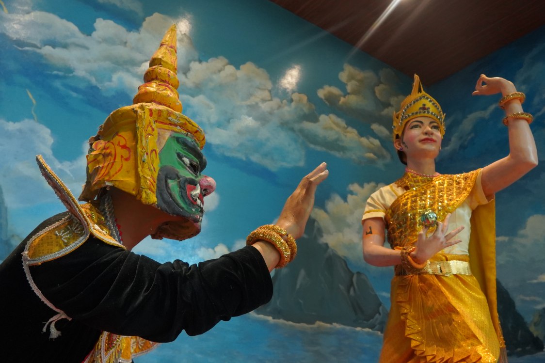 Bảo tàng được chia thành nhiều phòng theo các chủ đề cụ thể. Không gian trưng bày của bảo tàng phản ánh toàn diện đời sống văn hóa của đồng bào Khmer Trà Vinh, từ văn hóa tâm linh gắn với Phật giáo Nam tông Khmer, đời sống sinh hoạt và lao động sản xuất, các làng nghề truyền thống, nghệ thuật diễn xướng dân gian – đương đại đến phong trào cách mạng trong hai cuộc kháng chiến giai đoạn 1930–1975.