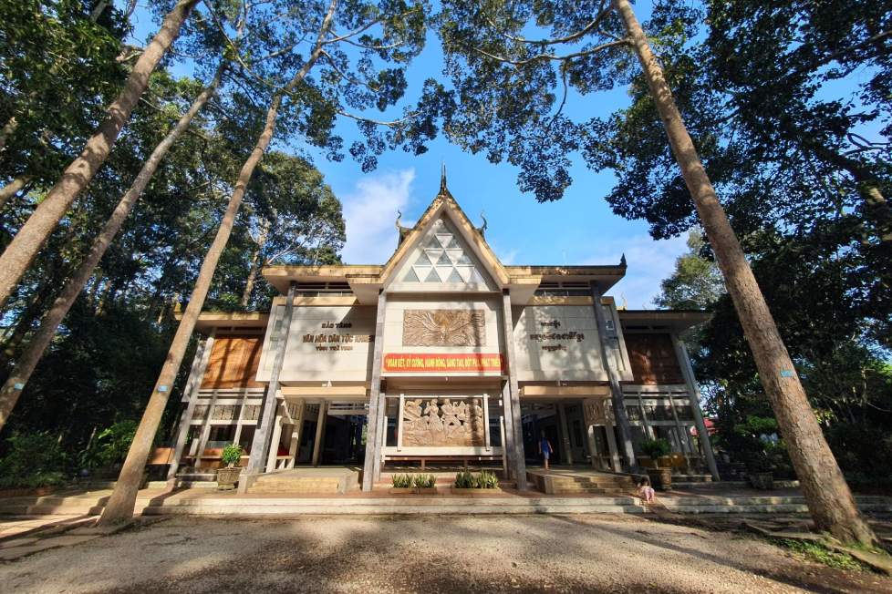 Nằm trong không gian rợp bóng cây của quần thể Ao Bà Om – Chùa Âng, Bảo tàng Văn hóa Dân tộc Khmer ở tỉnh Trà Vinh cũ (nay thuộc tỉnh Vĩnh Long) vẫn đều đặn mở cửa đón khách tham quan. Đây là một trong những địa chỉ văn hóa tiêu biểu, lưu giữ dấu ấn đời sống và bản sắc của cộng đồng Khmer Nam Bộ.