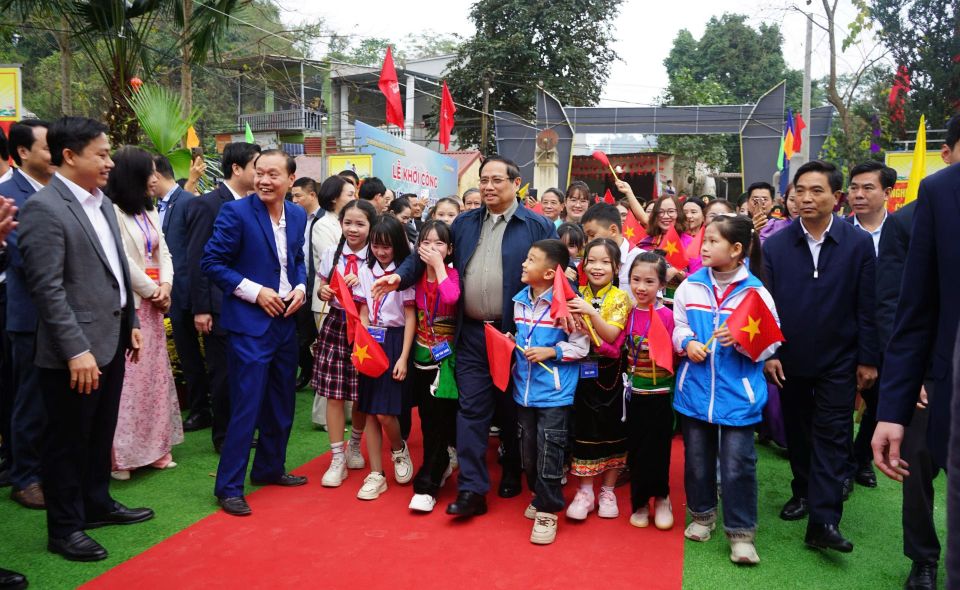 Thủ tướng Phạm Minh Chính cùng các đồng chí lãnh đạo và các em học sinh Trường Tiểu học Cẩm Thạch, Thanh Hóa sáng 10.2. Ảnh: Quách Du