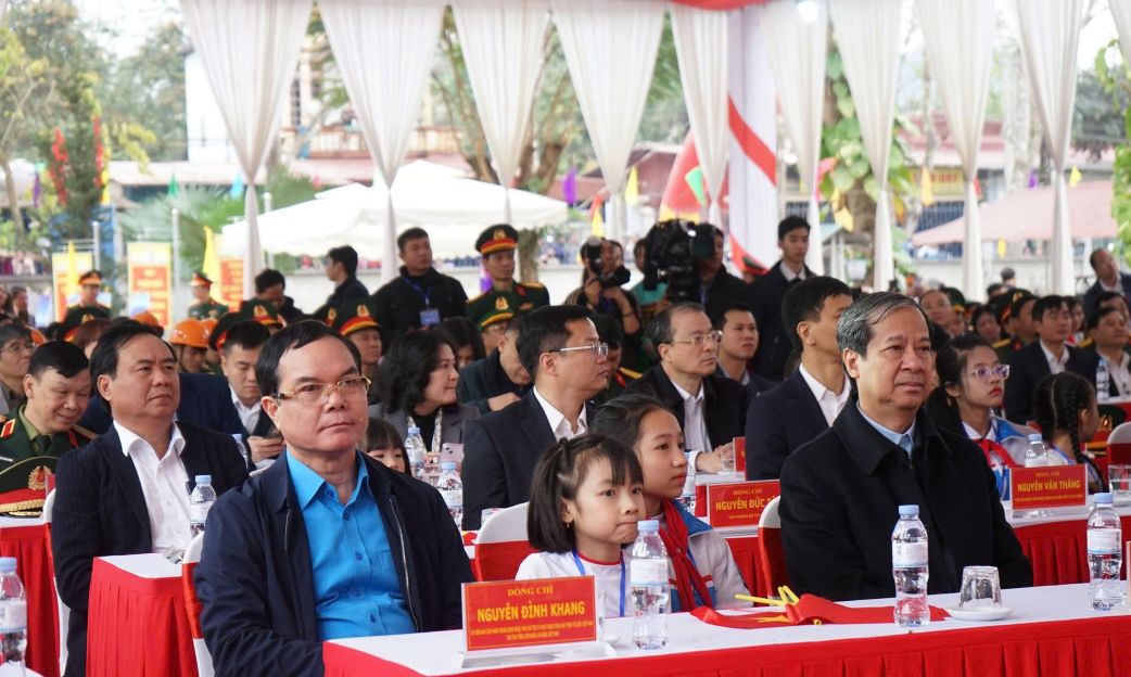 Chủ tịch Tổng Liên đoàn Lao động Việt Nam Nguyễn Đình Khang (trái ảnh), Bộ trưởng Bộ Giáo dục - Đào tạo Nguyễn Kim Sơn và các đồng chí lãnh đạo tại lễ khởi công. Ảnh: Quách Du