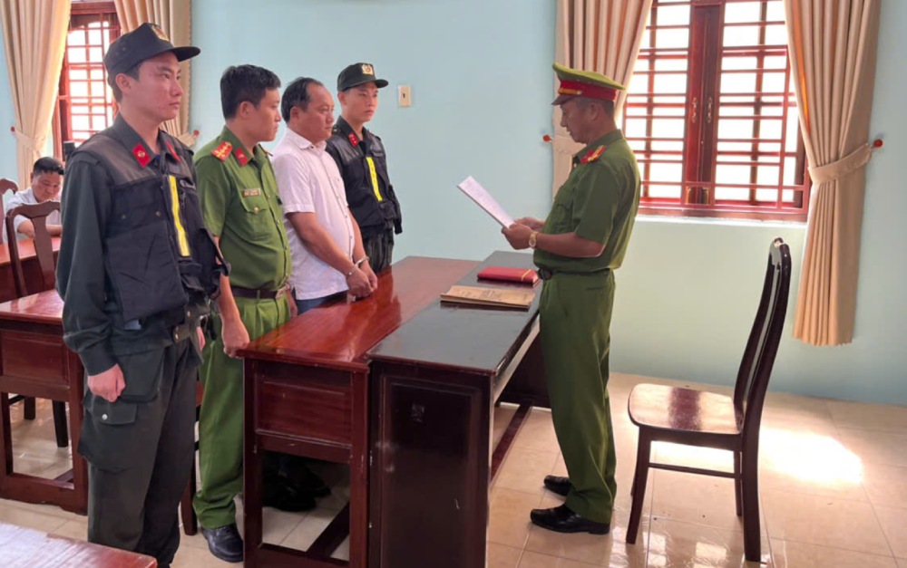 Các đối tượng bị khởi tố, tạm giam để điều tra về hành vi “Sản xuất, buôn bán hàng giả” và “Sử dụng tài liệu giả của cơ quan, tổ chức”. Ảnh: CACC