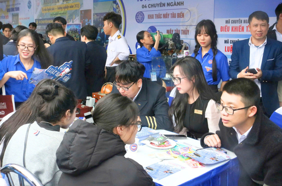 Học sinh THPT tham dự Ngày hội Tư vấn tuyển sinh - hướng nghiệp 2025 tại Hải Phòng. Ảnh minh họa: INT