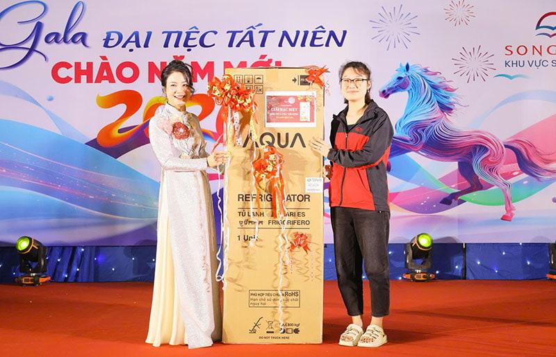 Chị Hương xúc động và biết ơn khi trúng thưởng phần quà giá trị từ công đoàn và công ty. Ảnh: Minh Hương.