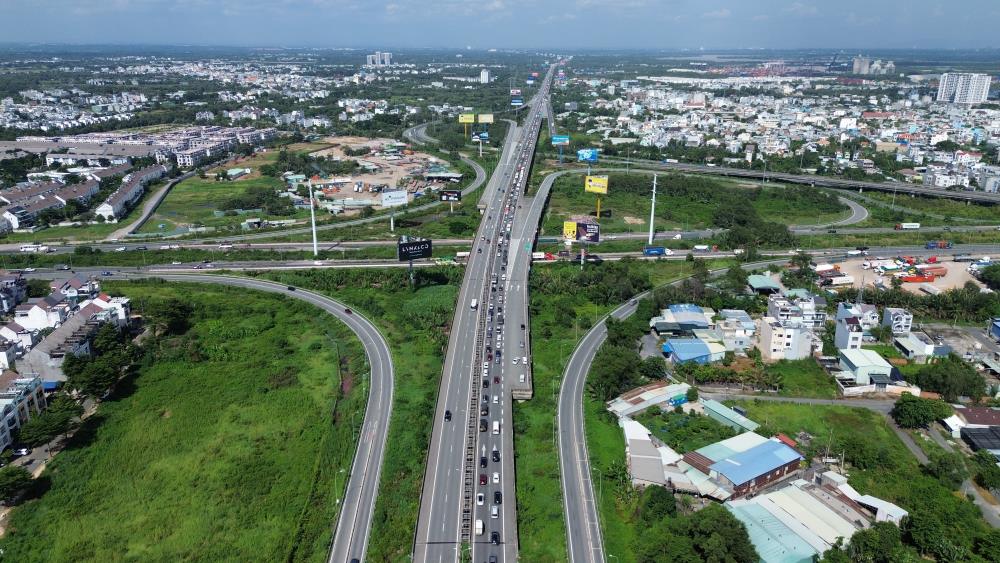 Một vụ kẹt xe trên đường dẫn cao tốc TPHCM - Long Thành.  Ảnh: Anh Tú