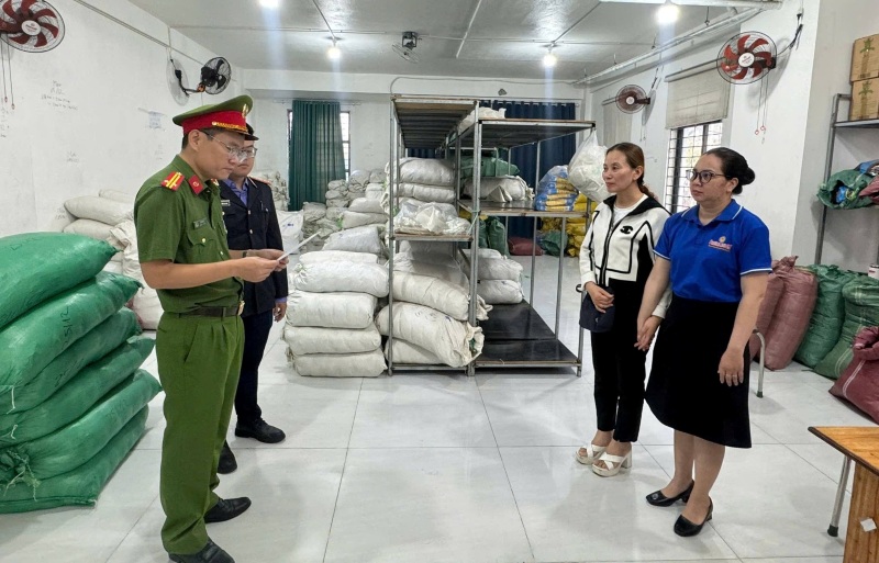 Hàng tấn Cà phê dỏm mỗi ngày.