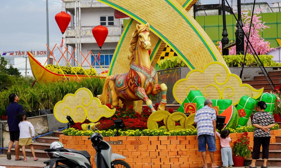 Linh vật ngựa gây ấn tượng bởi thần thái sinh động, biểu trưng cho tinh thần bền bỉ và bứt phá. Ảnh: Phương Anh