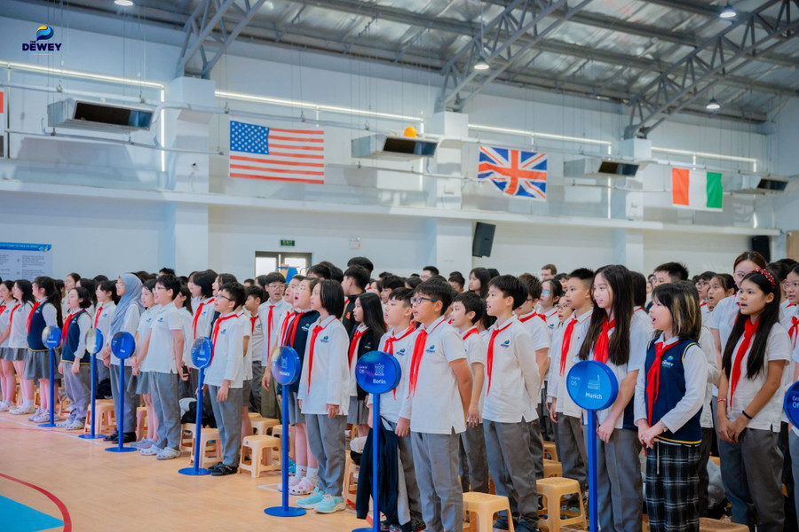 Học sinh The Dewey Schools Hải Phòng trong giờ Chào cờ. dsc06812.jpg