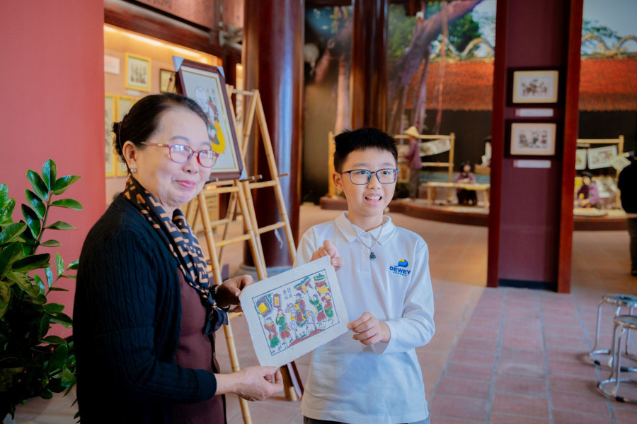 Học sinh The Dewey Schools Hải Phòng trải nghiệm làm tranh dân gian tại Đông Hồ, Bắc Ninh. 5.jpg