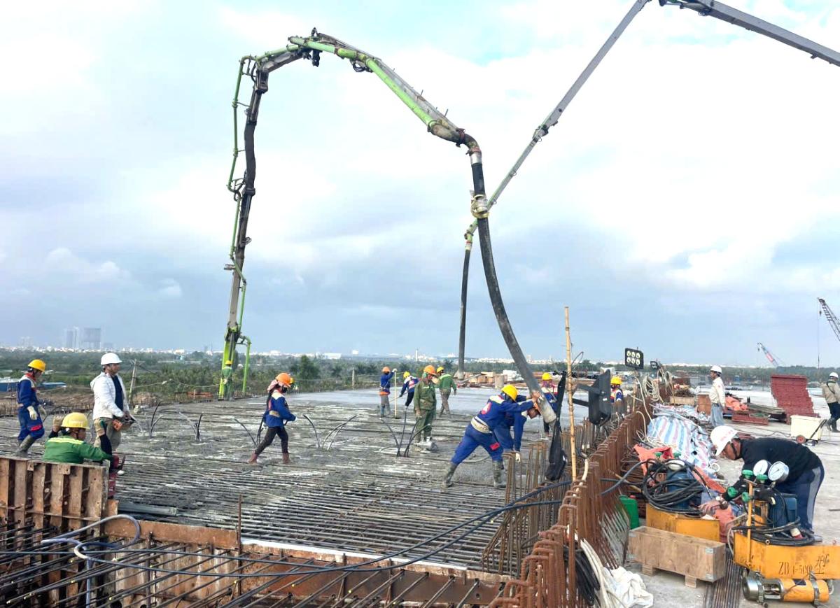 Công nhân thi công ngày đêm, đưa cầu Hải Thành về đích đúng tiến độ. Ảnh: Mai Dung