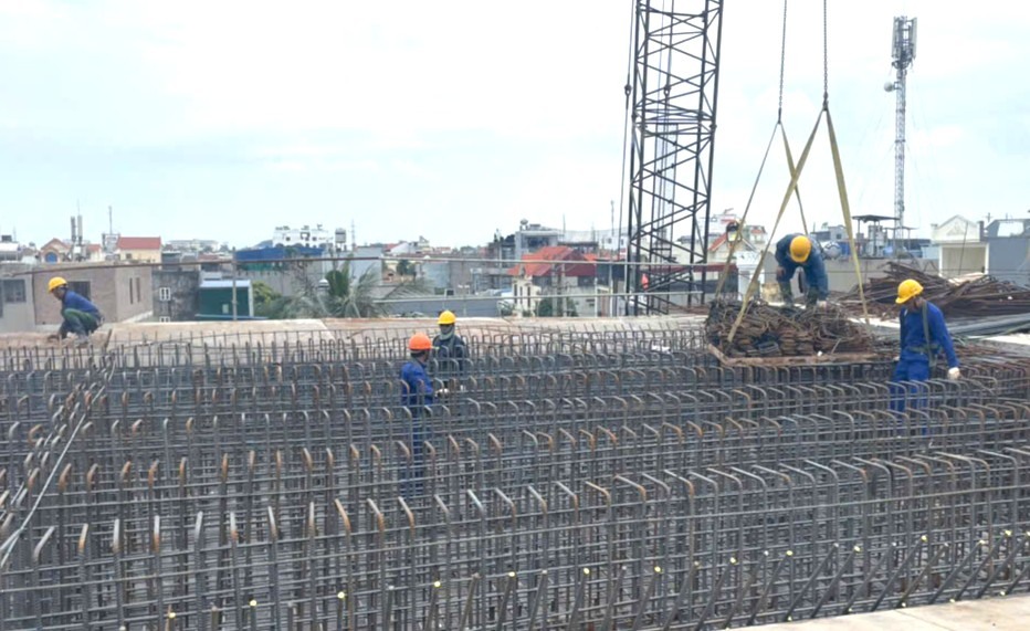 Việc bảo đảm an toàn vệ sinh lao động cũng như chế độ, đời sống công nhân cũng được các nhà thầu chú trọng.