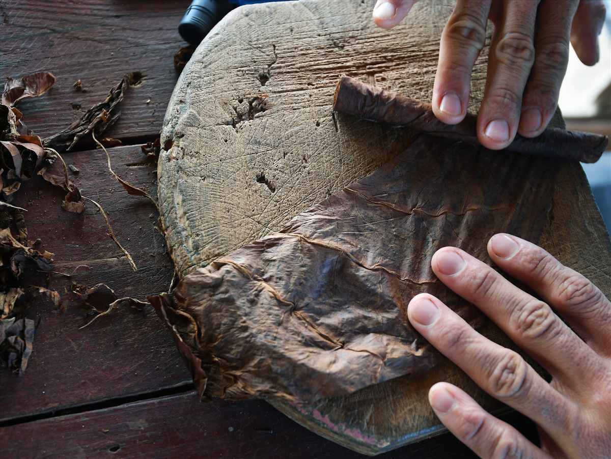 Cuốn xì gà thủ công ở Cuba. Ảnh: Việt Văn