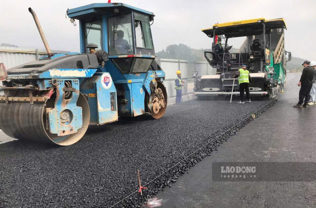 Một số đoạn tuyến trên cao tốc đang bước vào giai đoạn thảm nhựa mặt đường. Ảnh: Văn Đức