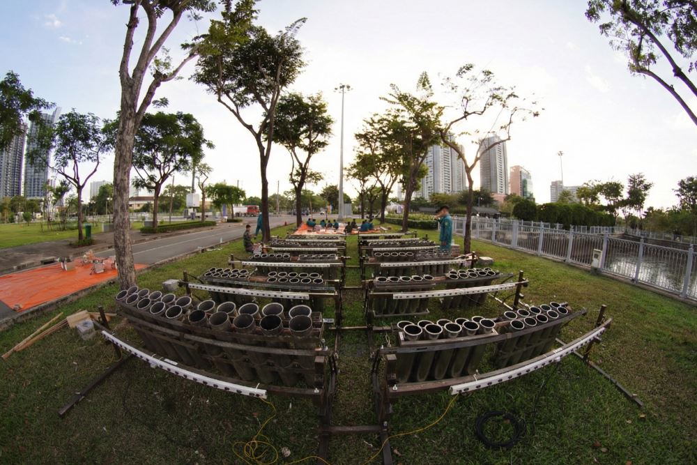 Hàng trăm nòng pháo tầm cao đã được lắp đặt hoàn tất, hướng về phía bầu trời trung tâm thành phố. Ảnh: Anh Tú