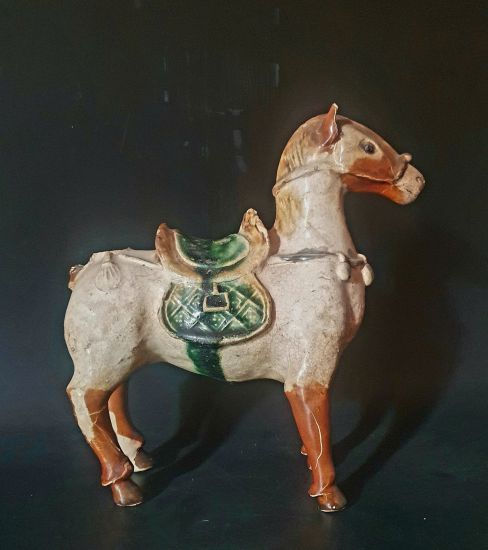 Bình rượu gốm hình ngựa thời Trần (men trắng, lam, nâu, thế kỷ XIV, kích thước 24x21 cm). Ảnh: Nguyễn Văn Dòng cung cấp