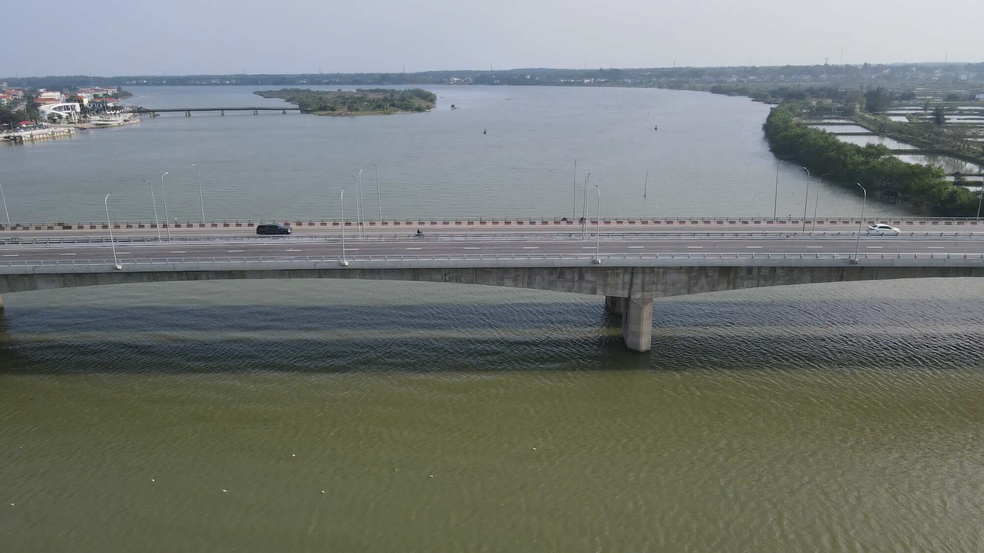 Cầu Quán Hàu mới đưa vào sử dụng giúp đoạn đường qua đây đỡ tắc nghẽn. Ảnh: Công Sáng