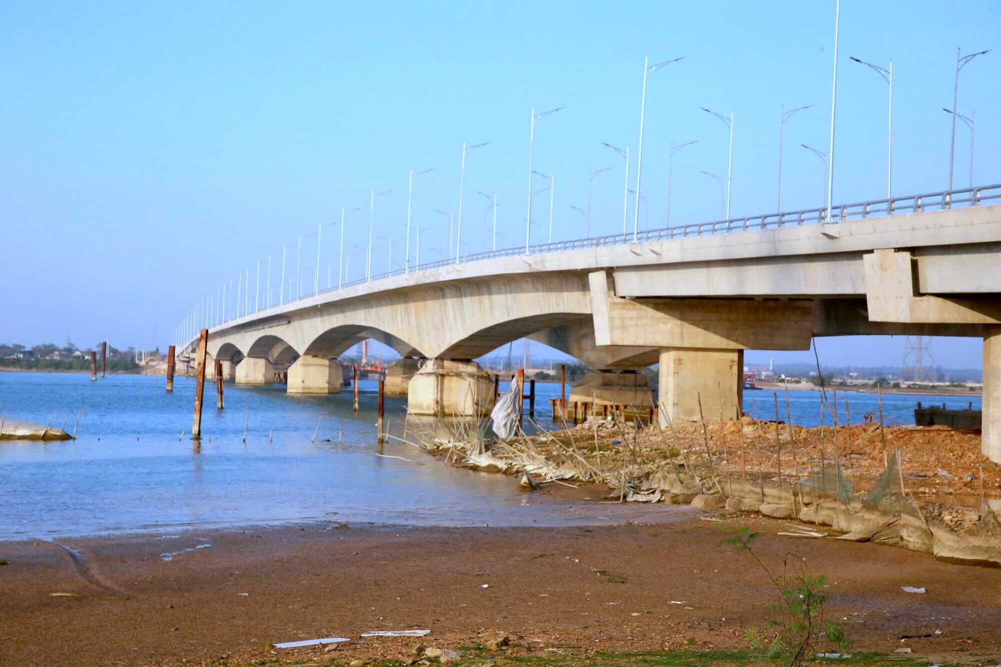 Các nhịp cầu của cầu Gianh nhìn từ dưới lên. Ảnh: Công Sáng