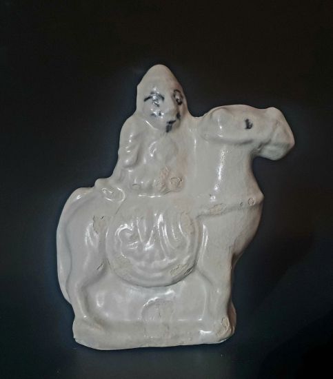 Tượng quan cưỡi ngựa, gốm men trắng điểm nâu, thời Lê sơ, thế kỷ XV, kích thước 11x9cm. Ảnh: Nguyễn Văn Dòng cung cấp