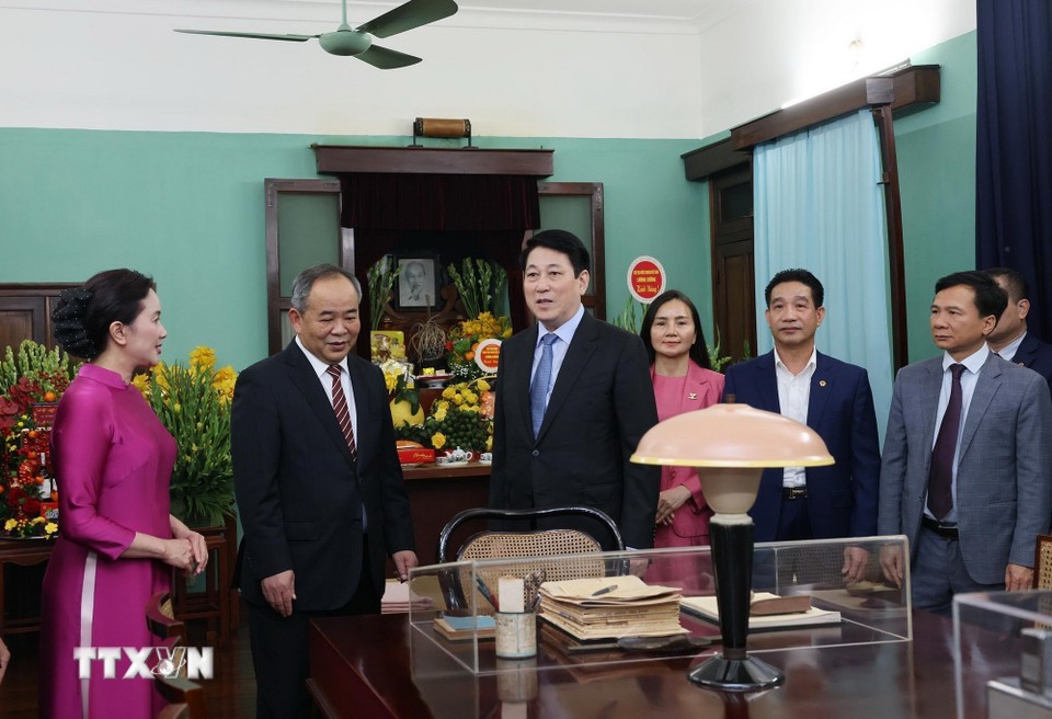 Chủ tịch nước Lương Cường tham quan Di tích Nhà 67 ở Khu Di tích Chủ tịch Hồ Chí Minh trong Phủ Chủ tịch. Ảnh: TTXVN