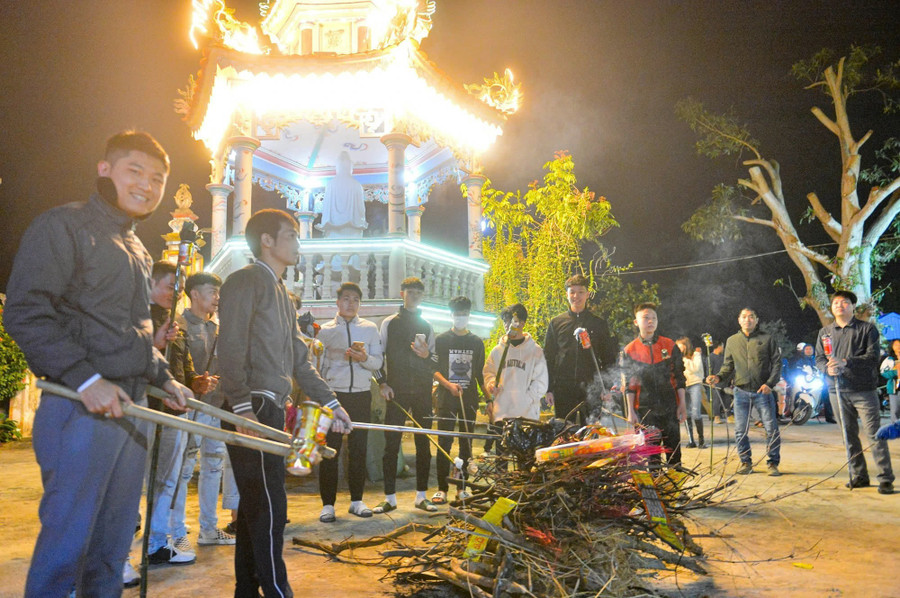 Phong tục xin lửa thiêng cầu may trong đêm Giao thừa ở Ninh Bình. Ảnh: ITN. tet-viet-trong-ky-nguyen-so-3.jpg