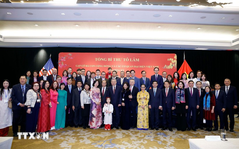 Tổng Bí thư Tô Lâm với bà con cộng đồng người Việt Nam tại Hoa Kỳ. (Ảnh: Thống Nhất/TTXVN)