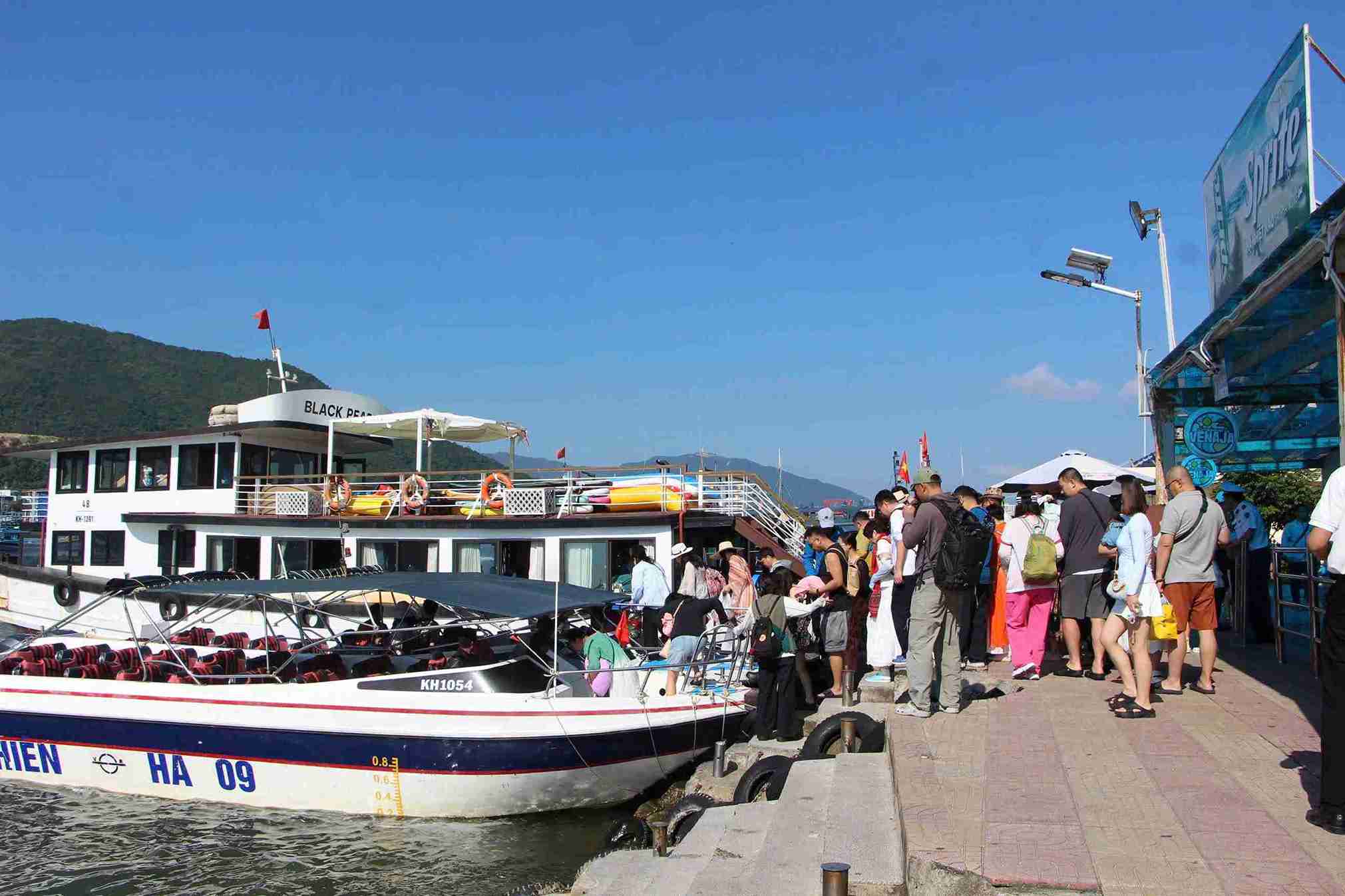 Khách du lịch nối nhau xếp hàng đi tham quan các tour biển, đảo ở Nha Trang. Ảnh: Bình Quý