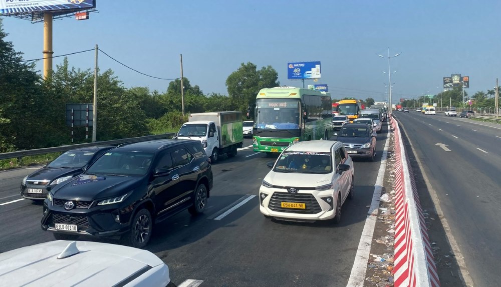 Các phương tiện di chuyển từ các tỉnh miền Tây trở lại TPHCM hôm mùng 6 Tết. Ảnh: Anh Tú