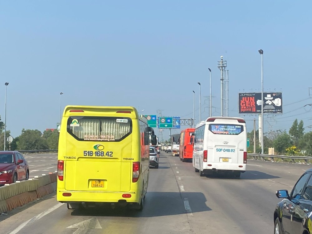 Các phương tiện di chuyển thuận lơi, không xảy ra ùn ứ. Ảnh: Anh Tú