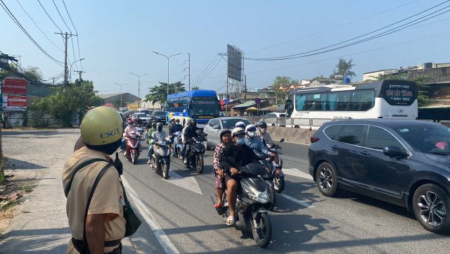 Lực lượng CSGT điều tiết và phân luồng giao thông. Ảnh: Anh Tú